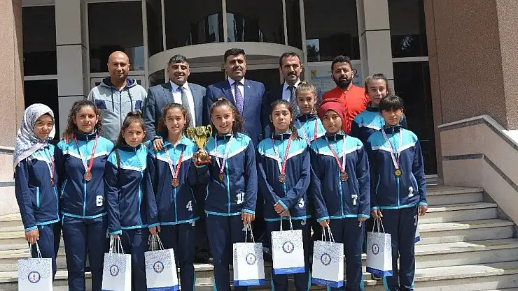 'Yıldız Kızlar kupalarıyla ziyarete geldi'