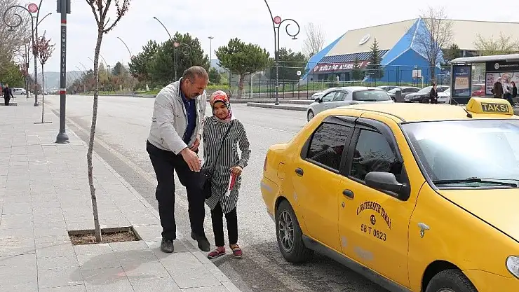 'Görme engelli Zehra´nın yardımına taksiciler koştu'
