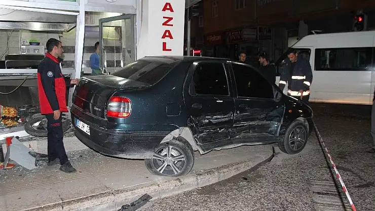 'Otomobilin çarptığı araç iki motosiklet ile bir iş yerine vurdu: 2 yaralı'