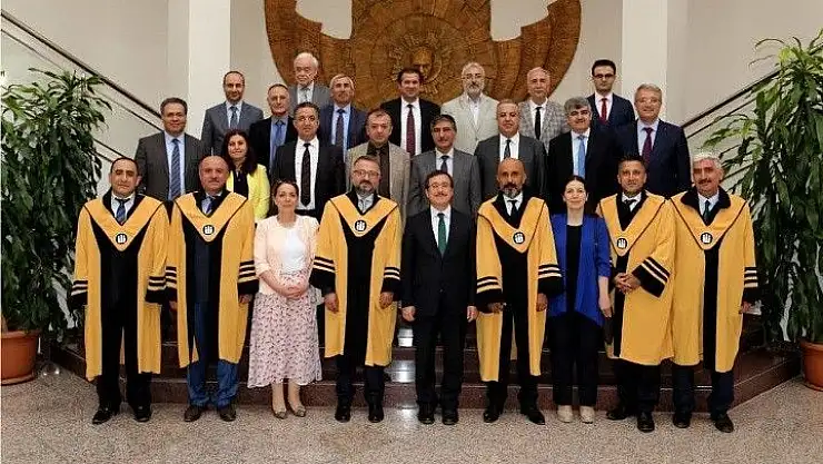 'Unvanda yükselen öğretim üyelerine cübbeleri giydirildi'