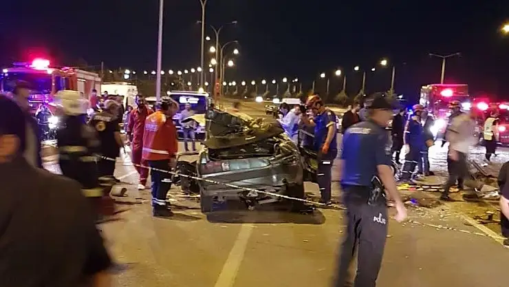 'İki otomobil kafa kafaya çarpıştı 7 kişi yaralandı'