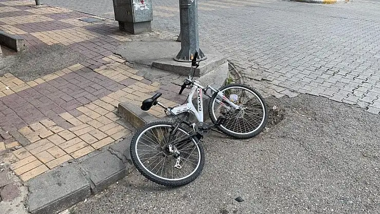 'Otomobil ile bisiklet çarpıştı: 1 yaralı'