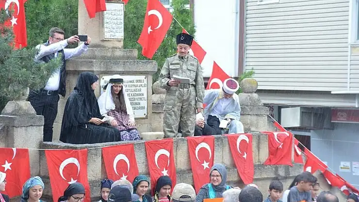 'Bir asır önce ki mitingi canlandırdılar'