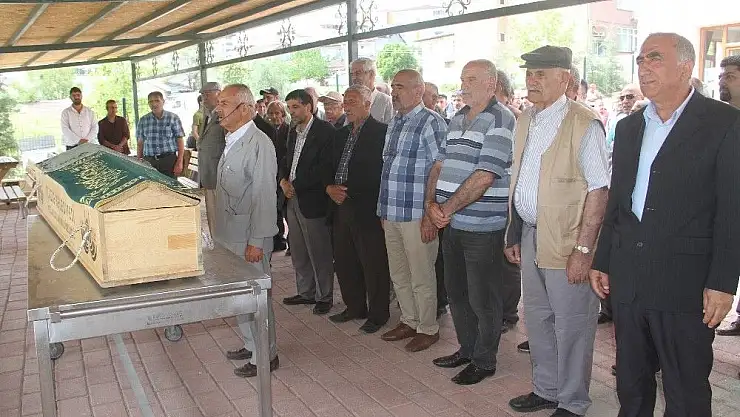 'Köpeklerin saldırıp öldürdüğü yaşlı kadın defnedildi'