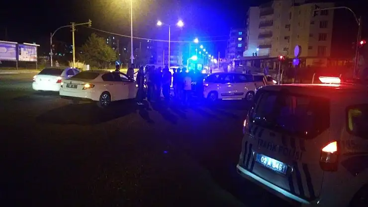 'İki otomobil çarpıştı: 3 Yaralı'