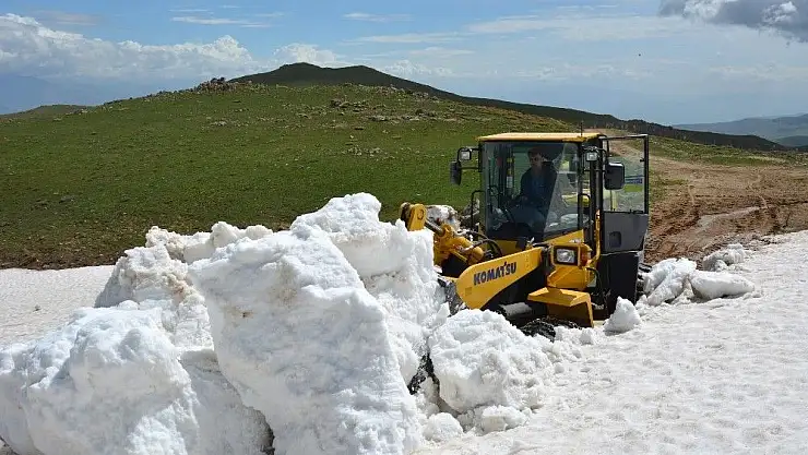 'Yaz aylarına günler kala karla mücadele'