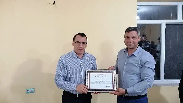 'Kaymakamdan Muhtar Taşan´a plaket'