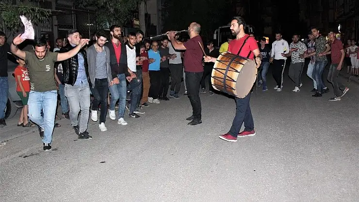 'Elazığ´da davullu klarnetli sahur halayı'