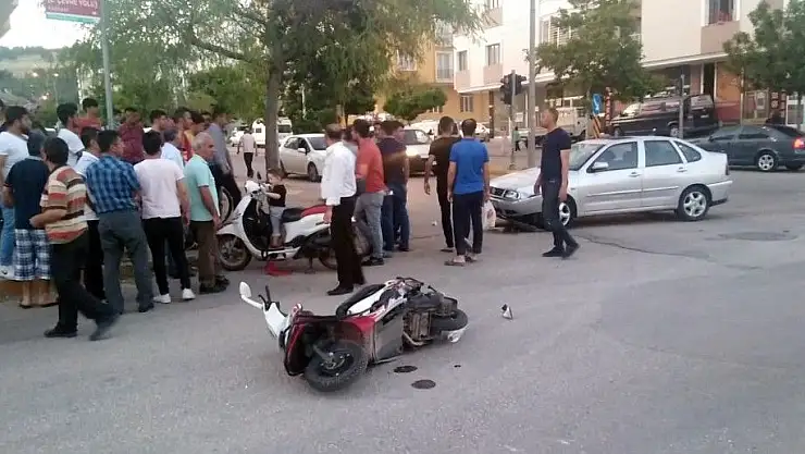 'Otomobil ile motosiklet çarpıştı: 1 yaralı'