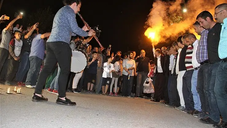 'Elazığ´da `meşaleli´ ve `havai fişekli´ sahur halayı'