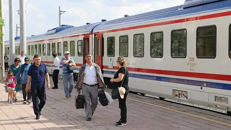 'Doğu Ekspresi yolcularına karanfilli, halaylı karşılama'