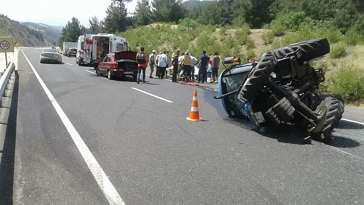 'Lastiği patlayan otomobil traktöre çarptı: 4 yaralı'