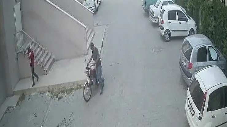 '24 saniyede motosikleti çaldılar'