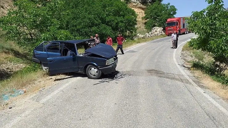 'İki otomobil kafa kafaya çarpıştı: 13 yaralı'
