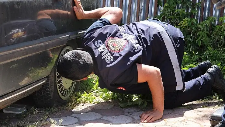 'İtfaiye ekiplerinden yavru kedi kurtarma operasyonu'