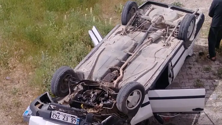 'Otomobil menfeze devrildi: 4 yaralı'