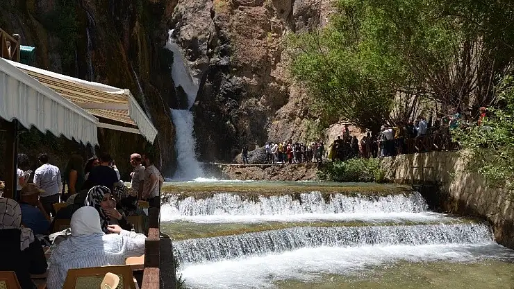 'Günpınar Şelalesi bayramda dolup taştı'