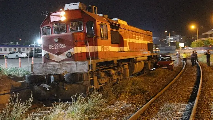 'Lokomotif otomobille çarpıştı'