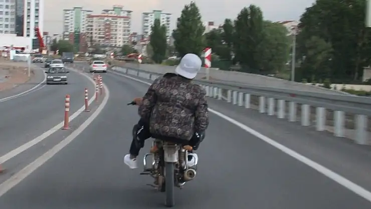 'Seyir halindeki motosiklet üzerinde tehlikeli hareketler'