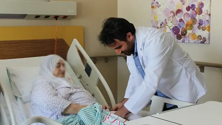 '70 yaşındaki hasta, tümör protezi operasyonu ile sağlığına kavuştu'