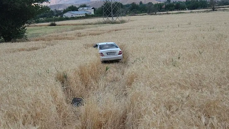 'Kamyonla çarpışan otomobil tarlaya uçtu: 5 yaralı'