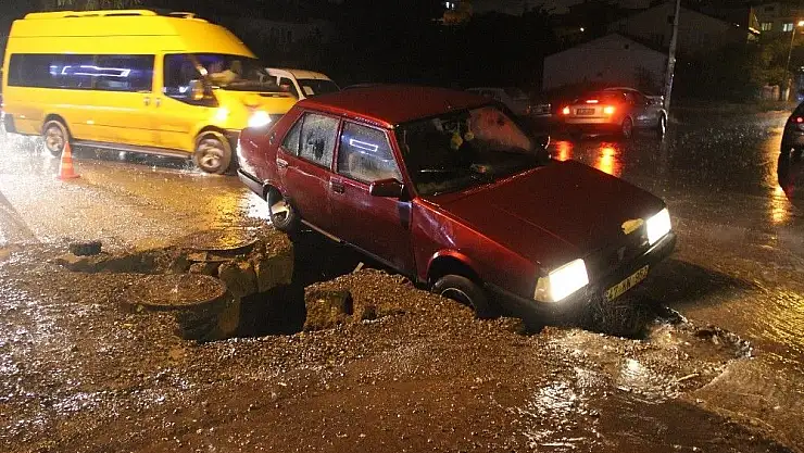 'Yol çöktü, sürücü çukura düştü'