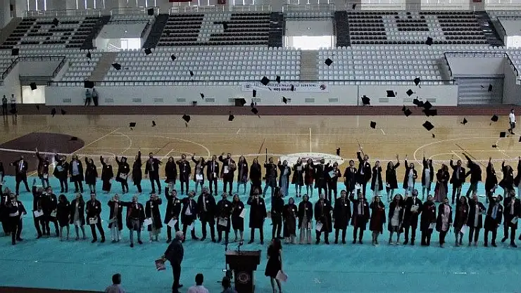 '126 doktor adayı, kep attı'