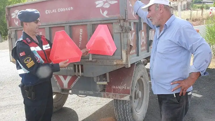 'Jandarma trafik timlerinden traktör sürücülerine reflektör uyarısı'