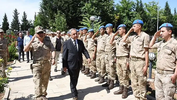 'Rektör Turgut jandarma teşkilatının 180. kuruluş yıldönümün kutladı'