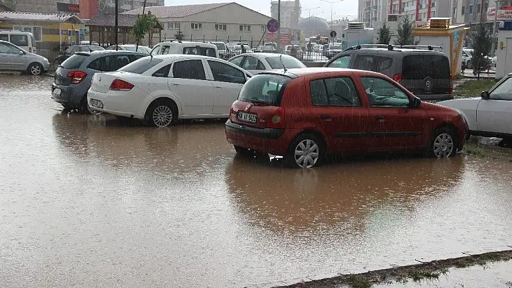 'Sivas´ta sağanak hayatı olumsuz etkiledi'