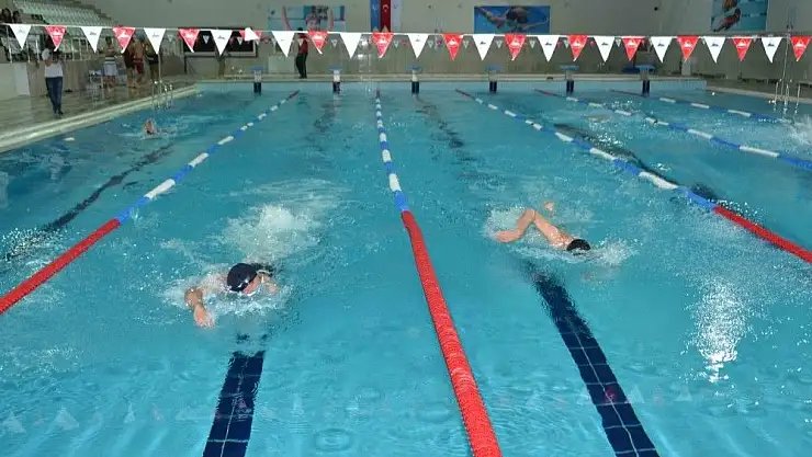 'Yarı olimpik yüzme havuzu vatandaşın hizmetine açıldı'