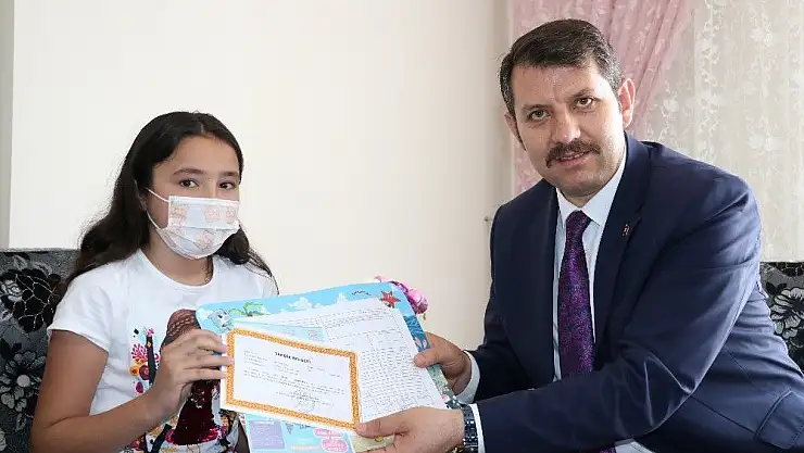 'Karnesini evinde valinin elinden aldı'