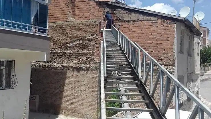 'Mahsur kalan kırlangıcı itfaiye ekibi kurtardı'