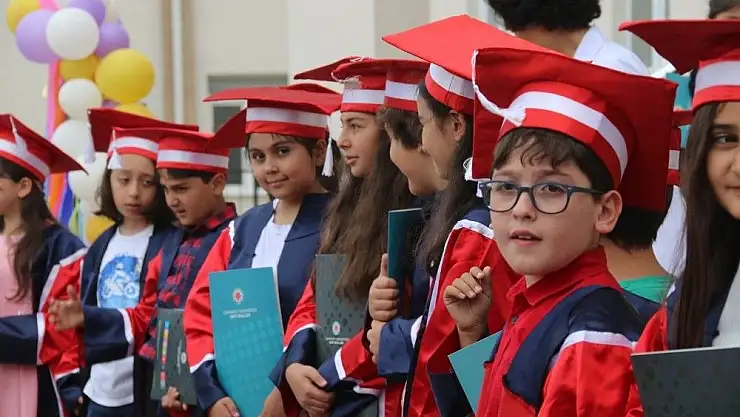 'CÜ vakfı okullarında karne heyecanı'