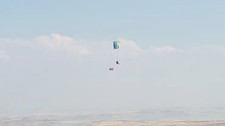 'Türk Bayrağı gökyüzünde dalgalandı'