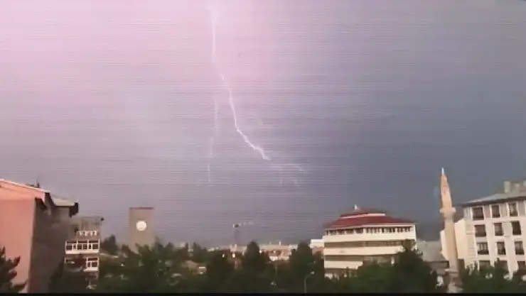 'Düşen yıldırım evi kül etti'