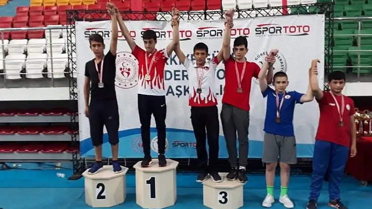 'Malatyalı güreşçi Emir Ömer Bozdağ büyük başarı'