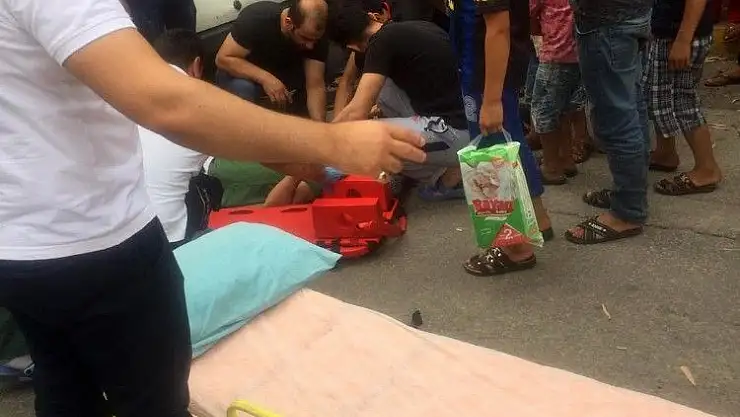 'Park halindeki araca çarparak camdan içeri girdi'