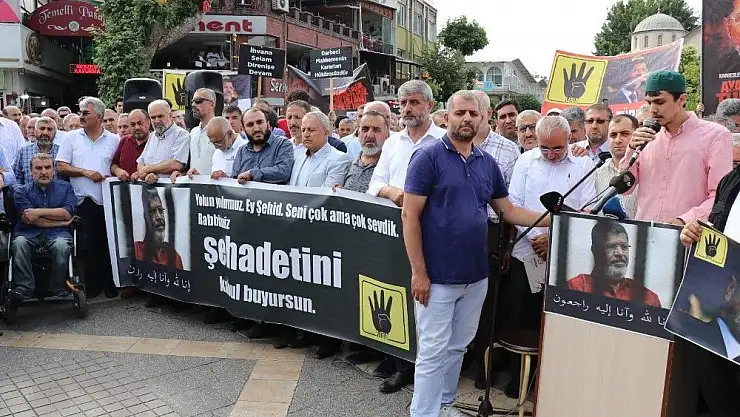 'Binlerce kişi Mursi için gıyabi cenaze namazı kıldı'