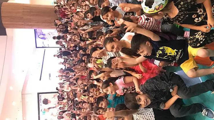 'Çocuklara karne hediyesi `´Harika Kanatlar´´ gösterisi'