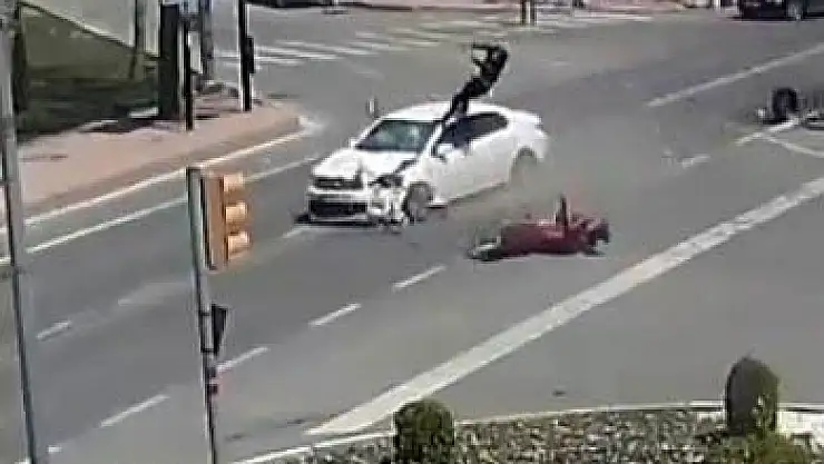 'Motosiklet sürücüsünün fırladığı kaza anı kamerada'