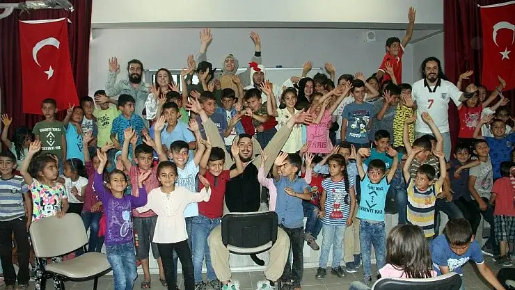'Tiyatro ile çocuklara dokunuyorlar'