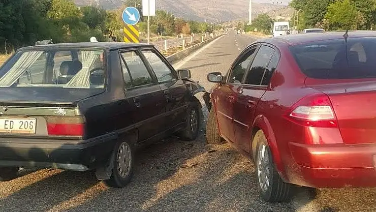 'İki otomobil çarpıştı: 5 Yaralı'