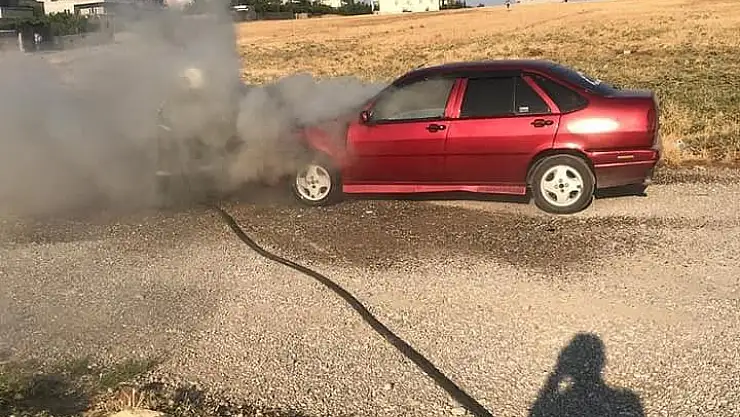 'Seyir halindeki otomobil alev aldı'