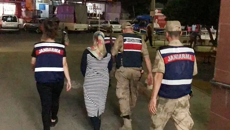 'FETÖ´den aranan kadın dedesinin evinde yakalandı'