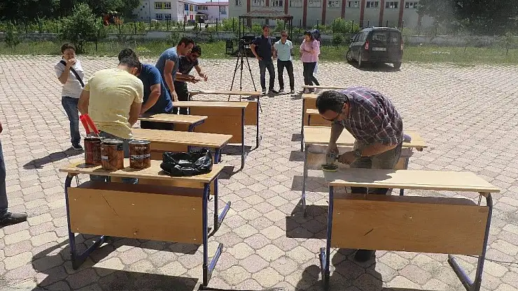 'Öğretmenler, zımparalarla eskiyen okul sıralarını tamir etti'