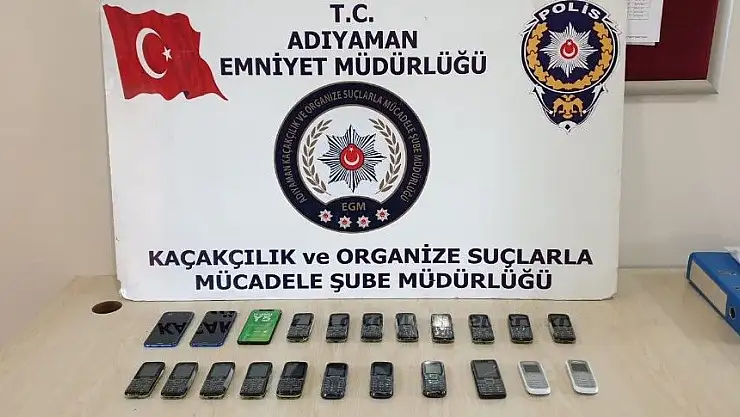 'Şüpheli otomobilde kaçak cep telefonları ele geçirildi'