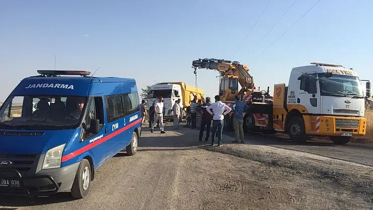 'Asfalt yüklü kamyon devrildi, sürücü yara almadan kurtuldu'