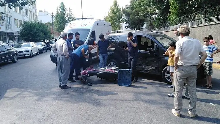 'Hafif ticari araç ile motosiklet çarpıştı: 2 yaralı'
