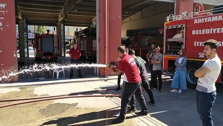 'İtfaiyeciler öğrencilere mesleğin inceliğini anlattı'
